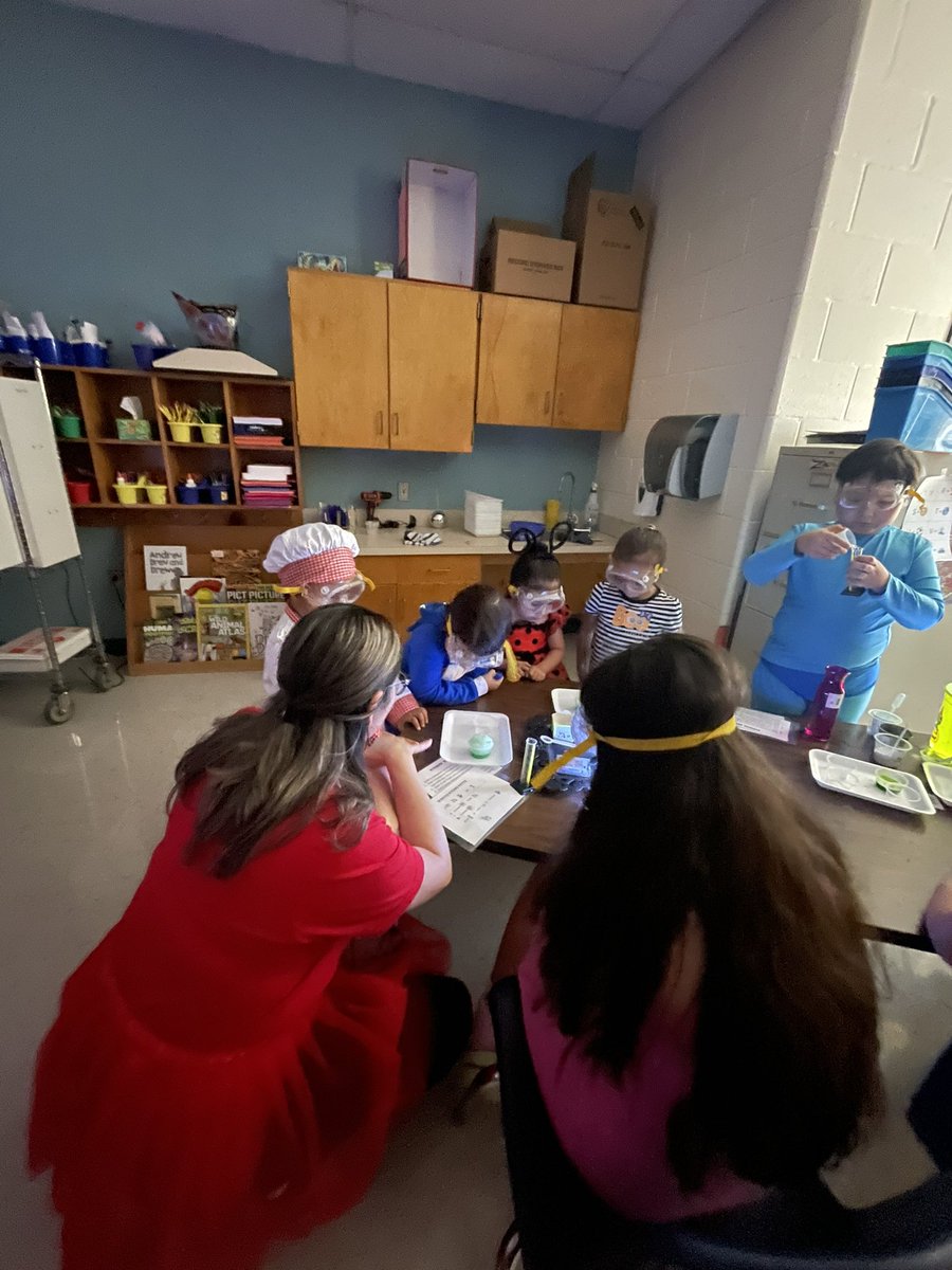 takeitec_se's tweet photo. Visited the GT classroom for some potion lab fun!!!!! @NISDCody @NISD_ECE https://t.co/1kOGfwIl9v