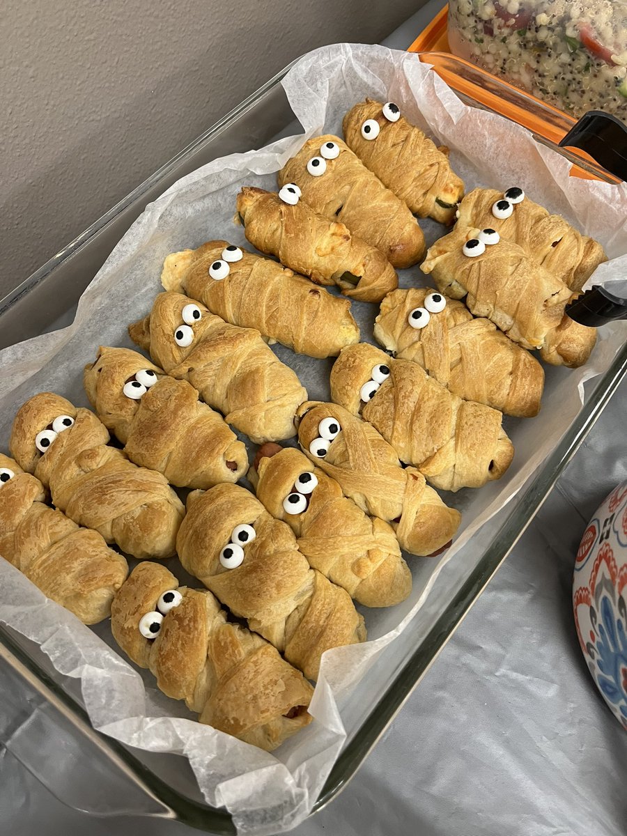 It’s a spooktacular day at Harmon High!  We hope everyone enjoyed today’s treats!  🧛🏻‍♀️👻🧟‍♂️