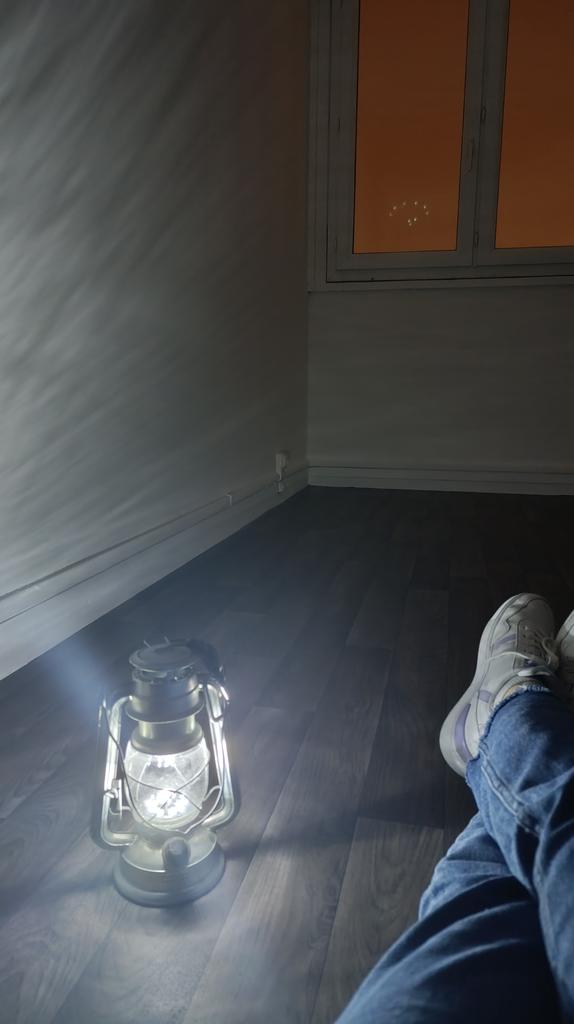 Shouquette_'s tweet photo. 31 octobre. Les plombs ont sauté. Toutes mes affaires sont en cartons. J'avais rien, même pas, heureusement on m'a prêté une lampe 😭 Je vis Halloween à fond cette année. https://t.co/L681mQLrVj