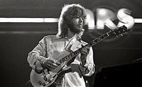 bobbydevito's tweet photo. Barry Bailey was one of the only players who made me want a Les Paul. One of the tastiest ever with ARS.
And those late 60s/early 70s gold tops can really HONK when you have a good one @UndercoverIndy
#barrybailey
#atlantarhythmsection
#classic https://t.co/zSg0S1Tks0