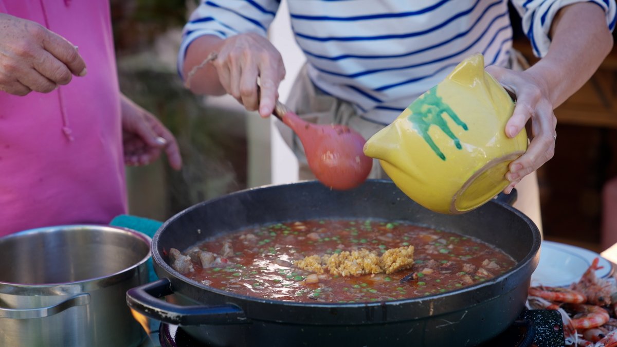 RTVECatalunya's tweet photo. 🥘 #LaReceptaPerduda d'avui recupera un dels plats més típics de la cuina de mar i muntanya: l'arròs a la sitgetana

🚲 @silviabril balla entre escamarlans i visita una vinya amagada al cor de #Sitges 

⏰ A les 13:55h a @la2_tve i https://t.co/1YdTBppCwn
https://t.co/mUA5Foqfbj https://t.co/gYeIMp8fG0