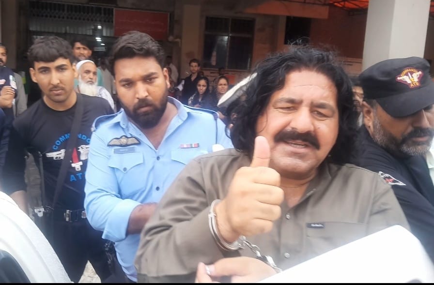 پختون تحفظ موومنٹ رہنما و سابق ایم این اے علی وزیر پنجاب ضلع بھکر کے جیل میں تھری ایم پی او کے تحت نظر بند، زرائع کے مطابق علی وزیر سخت بیمار ہے، علی وزیر سے پچھلے ڈھائی ماہ سے کسی کی ملاقات نہیں ہوئی، علی وزیر آمن مانگتا ہے، کیا پاکستان میں آمن مانگنا جرم ہے؟