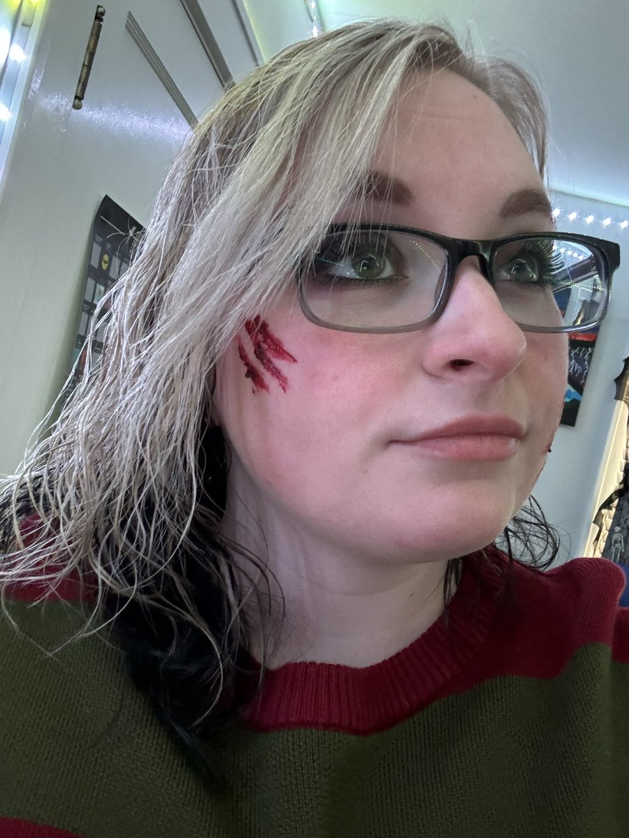 OneTimeBlast's tweet photo. Happy Halloween folks. I missed placed my hat 🔪 https://t.co/SBaHGg76ok