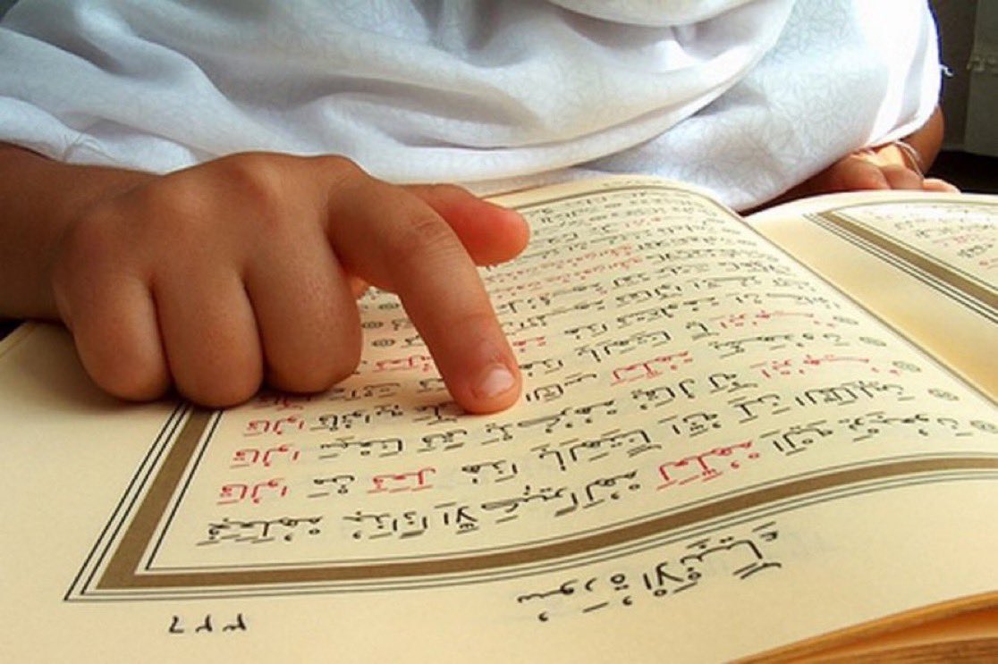 Le Prophète ﷺ a dit: 

« Celui qui lit la sourate Al Kahf le jour du vendredi, il est éclairé par une lumière entre les deux vendredis ».

(Rapporté par Al Bayhaqi)
