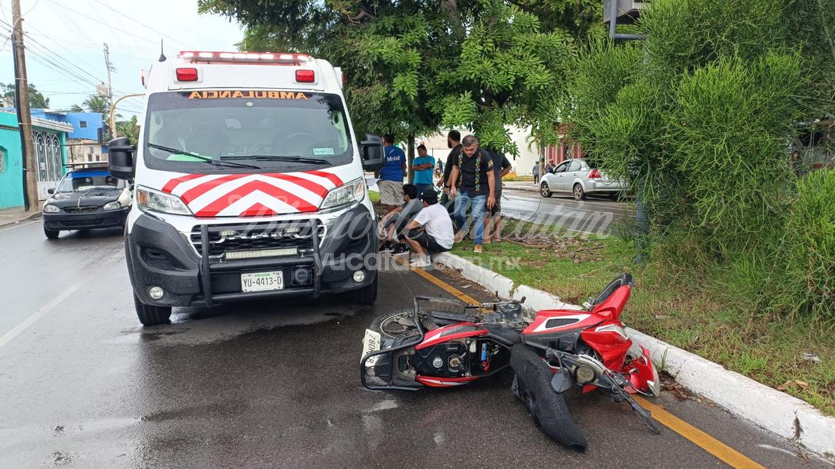 Auto “desbocado” colisiona a un motociclista en la Col. Mercedes Barrera de Mérida yucatan.com.mx/merida/2024/10…