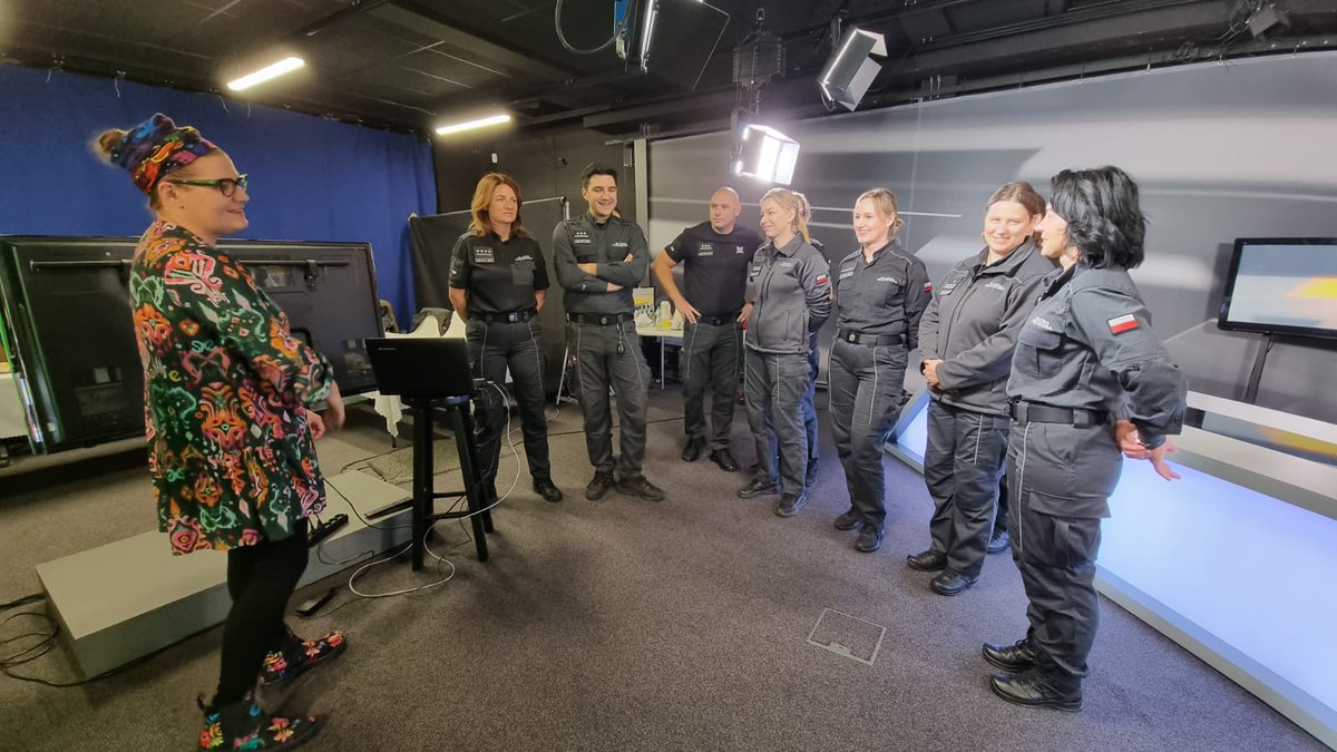 OISW_Bydgoszcz's tweet photo. Trzydniowe warsztaty zorganizowane przez @OISW_Bydgoszcz dla rzeczników prasowych jednostek penitencjarnych z województwa kujawsko-pomorskiego i pomorskiego odbyły się m. in w Redakcji Nadmorskiej Grupy Medialnej👇 
https://t.co/O3PVKkAJi7 https://t.co/H1N0ZbFEpn
