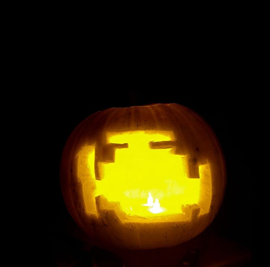 NotBadForHerAge's tweet image. This is the scariest pumpkin my son could think of: an engine management warning light 🤣🤣🤣 #LateralThinking #pumpkin #Halloween