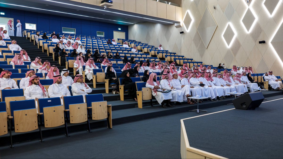 KSAPSAIDS's tweet photo. قدم سعادة سفيرخادم الحرمين الشريفين لدى اليمن محمد بن سعيد آل جابرمحاضرة بعنوان:"التفاوض الاستراتيجي والأزمة اليمنية"،والتي تناول فيها بشكل تحليلي عميق تسلسل أحداث الأزمةاليمنيةمنذ اندلاع الثورة اليمنية عام٢٠١١م وحتى التوصل لوضع اتفاق خارطة طريق لدعم مسار السلام في اليمن عام٢٠٢٣م https://t.co/47CUiDRak6
