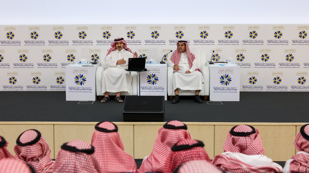 KSAPSAIDS's tweet photo. قدم سعادة سفيرخادم الحرمين الشريفين لدى اليمن محمد بن سعيد آل جابرمحاضرة بعنوان:"التفاوض الاستراتيجي والأزمة اليمنية"،والتي تناول فيها بشكل تحليلي عميق تسلسل أحداث الأزمةاليمنيةمنذ اندلاع الثورة اليمنية عام٢٠١١م وحتى التوصل لوضع اتفاق خارطة طريق لدعم مسار السلام في اليمن عام٢٠٢٣م https://t.co/47CUiDRak6