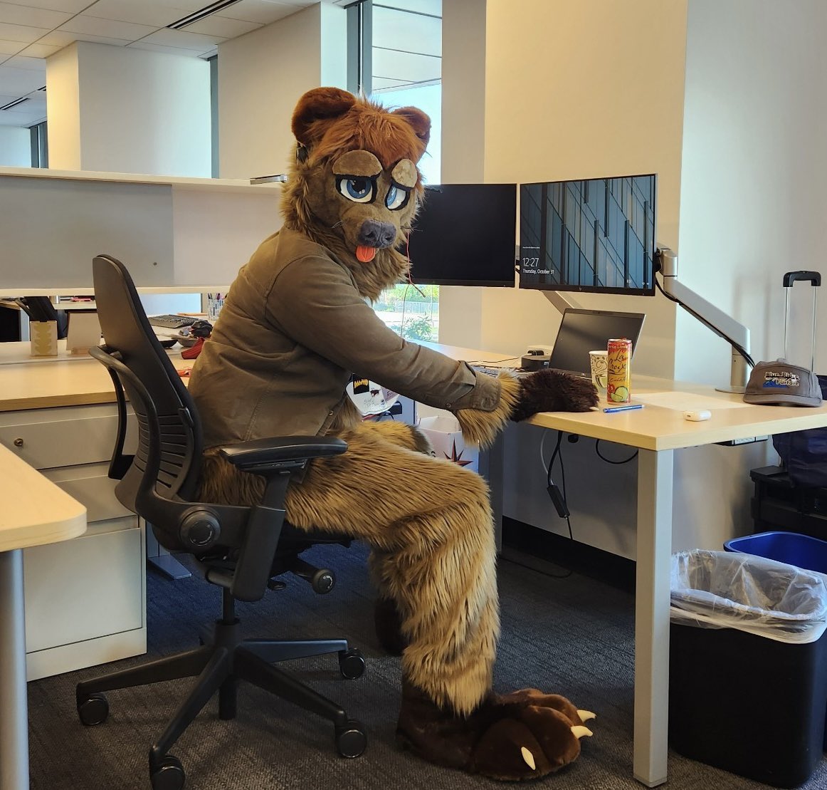 PonderBeaver's tweet photo. This beav went to work today! Didn’t win the #costume contest, but delighted my coworkers &amp; tried to be a good ambassador for the furry community. #Halloween #furries #fursuits #furriesatwork #officefursuiting 

✂️: @twotailsfursuit 
📸: a coworker https://t.co/VVWRJiy36w
