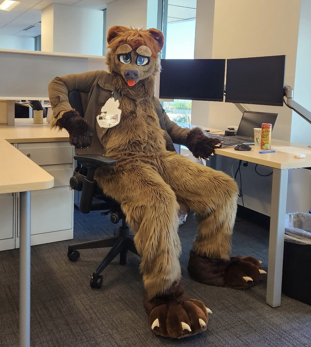 PonderBeaver's tweet photo. This beav went to work today! Didn’t win the #costume contest, but delighted my coworkers &amp; tried to be a good ambassador for the furry community. #Halloween #furries #fursuits #furriesatwork #officefursuiting 

✂️: @twotailsfursuit 
📸: a coworker https://t.co/VVWRJiy36w