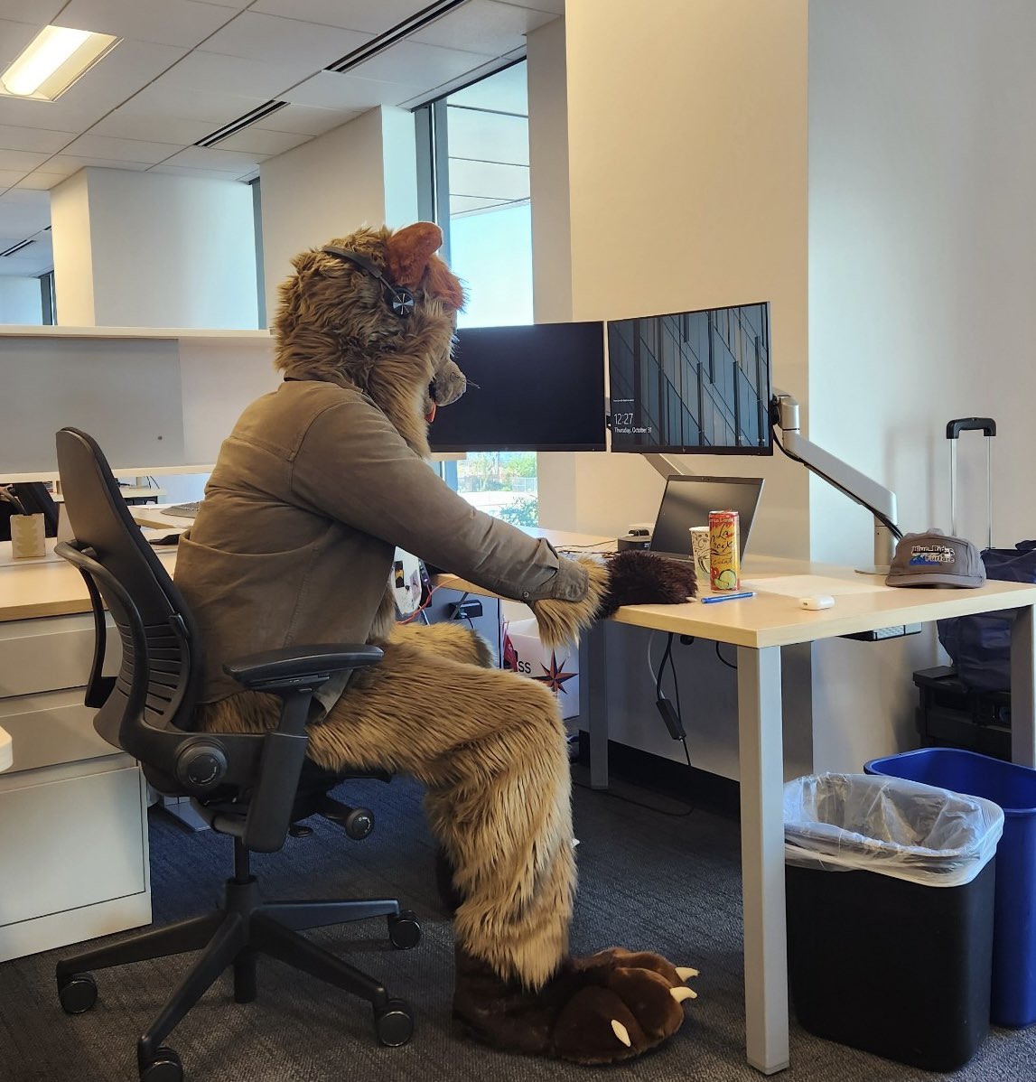 PonderBeaver's tweet photo. This beav went to work today! Didn’t win the #costume contest, but delighted my coworkers &amp; tried to be a good ambassador for the furry community. #Halloween #furries #fursuits #furriesatwork #officefursuiting 

✂️: @twotailsfursuit 
📸: a coworker https://t.co/VVWRJiy36w