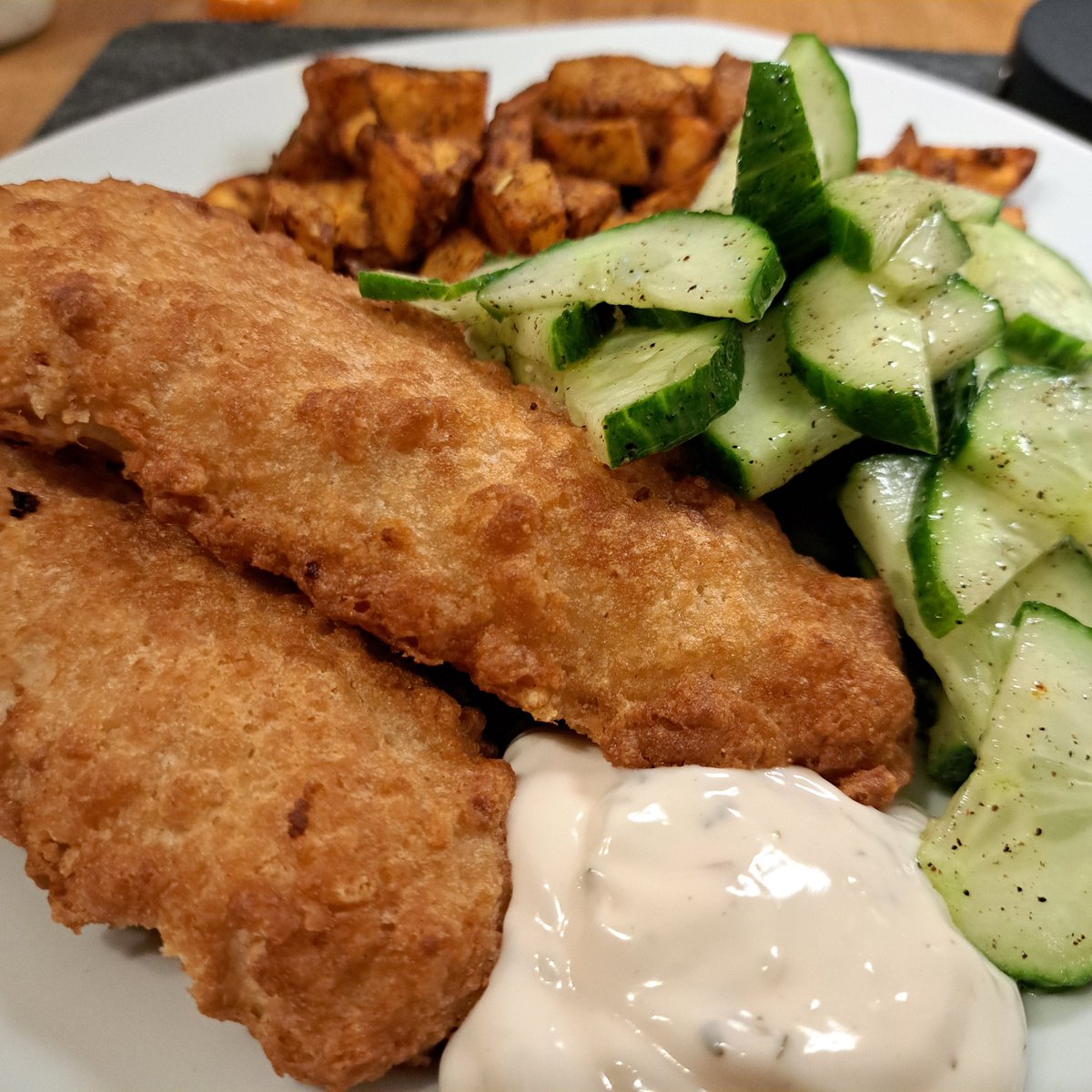 Keine Lust zu kochen, dann heißluftfritteust man sich flott Backfisch und Kartoffeln. Dazu Gurkensalat und Knoblauchsosse. 

Hinsetzen. 
Essen jetze®️.