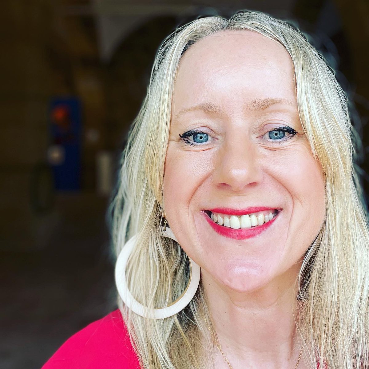 Seguimos con la presentación de los protagonistas de la Gala de este año y vamos con alguien que necesita poca….

Katarzyna Rogowicz (Polonia, 1971), artista poliédrica e ilustradora de literatura infantil para prestigiosas editoriales como Oxford y Pearson Alhambra (+)