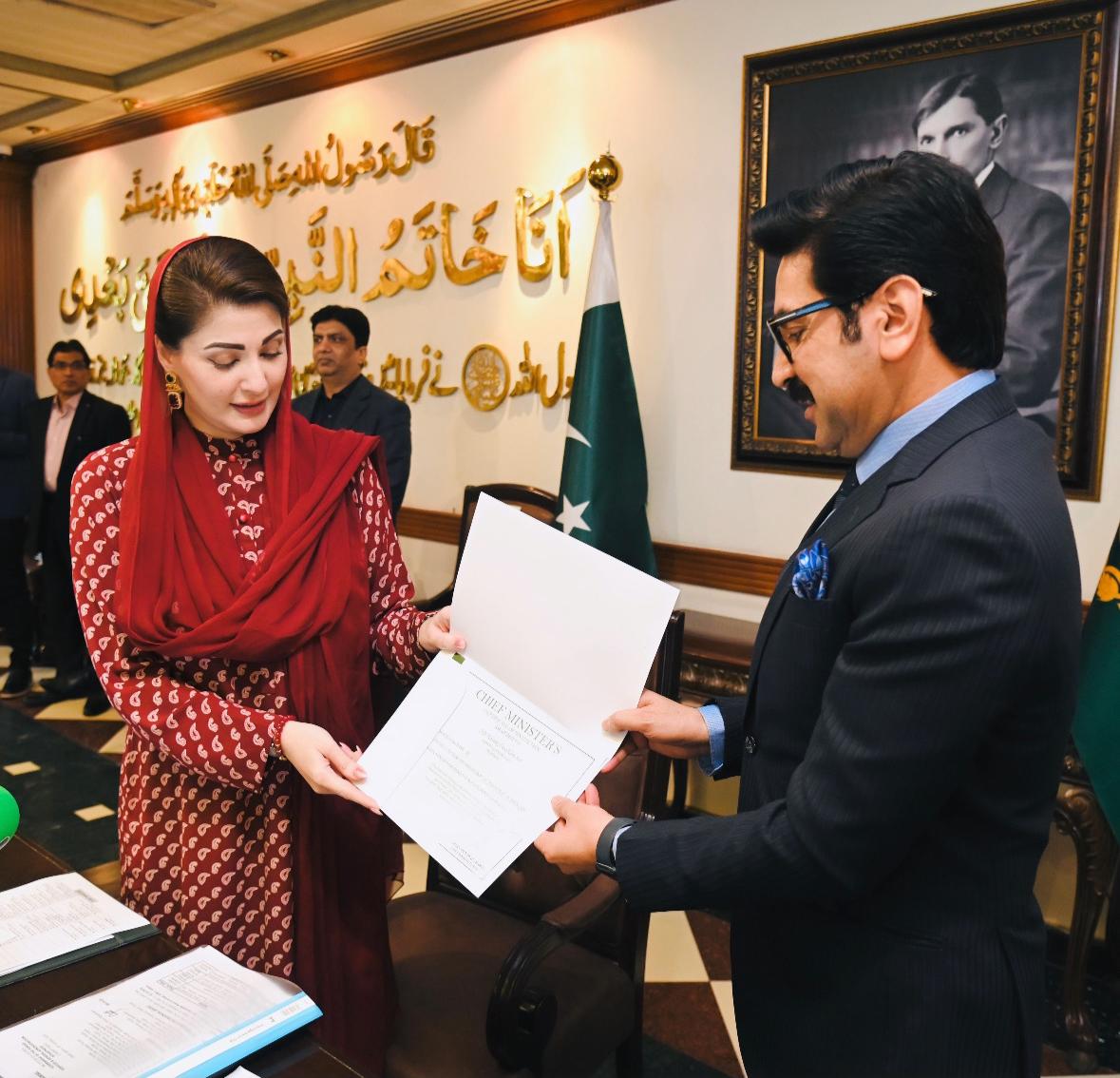 Proud moment! CM Punjab today gave recognition to top 5 DCs with PMS officers sweeping top 3 positions! Congrats to DC BWNG Zulfiqar Ahmed Bhoon, DC Murree Agha Zaheer Abbas &amp; DC Mianwali Khalid Javed Goraya for securing top ranks in the Punjab Performance Framework KPIs (1/2)