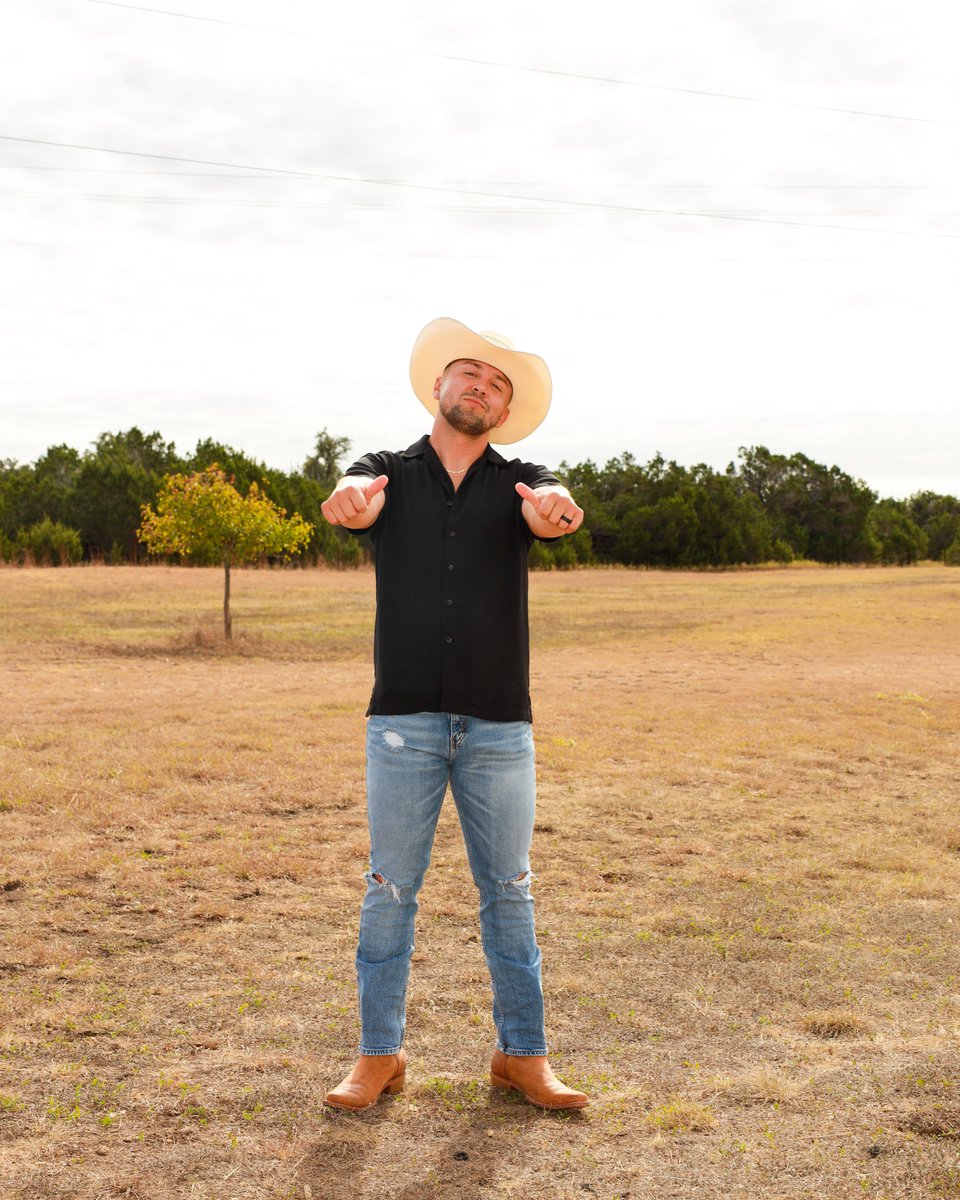 imreadyfreddy_'s tweet photo. Rt for a video of this cowboy being ridden 😛 🤠 

https://t.co/FlOZDZaFRQ https://t.co/pPyiNXAwik