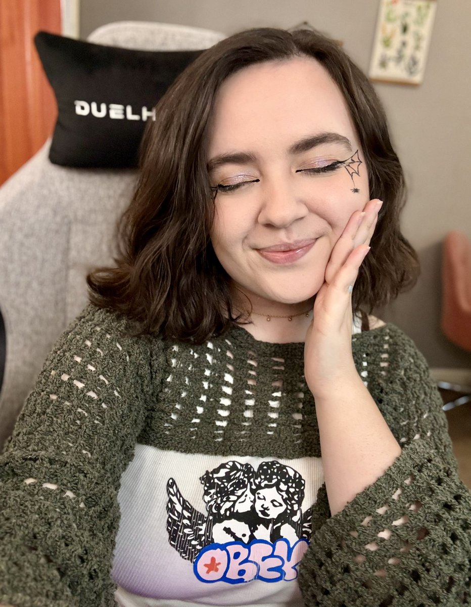 happy halloweeeen!!! 🎃🍁 

live finishing Little Nightmares 2! 

twitch.tv/kylaful