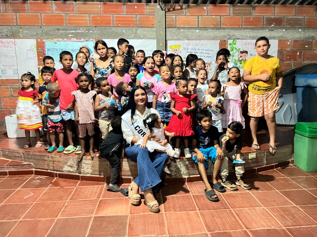 FThorizontes's tweet photo. #YoDonoSonrisas : Juliana Corrales, srta Córdoba al 28° #ImperialatoNacionalDeLaCumbia , brindó un compartir a 40 niñas y niños del Barrio Trino Luna de #ElBanco, demostrando una vez más su compromiso con la labor social y con promover este importante certamen. https://t.co/0iNqsv0ueY