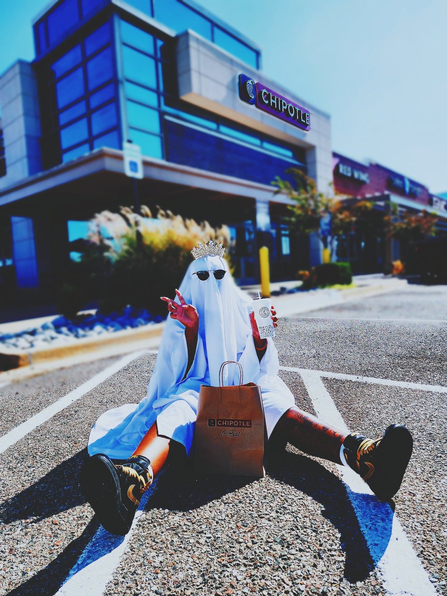 JayJayRuthLESS's tweet image. HAPPY HALLOWEEN!!!
👻🎃💀
just me and my boo @ChipotleTweets and let me tell ya he treats me like a queen ☺️🤪

#OMG
#I💛Chipotle
#ChipotleIsMyLife