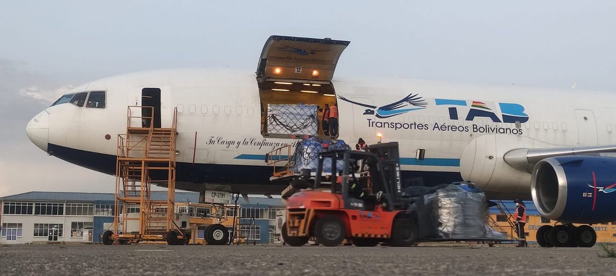 Continuamos trabajando sin pausa para garantizar los alimentos a la población boliviana que sufre las consecuencias de los bloqueos. Tras implementar importantes puentes aéreos entre las ciudades de Santa Cruz, Cochabamba, La Paz y El Alto, hasta el momento hemos trasladado más