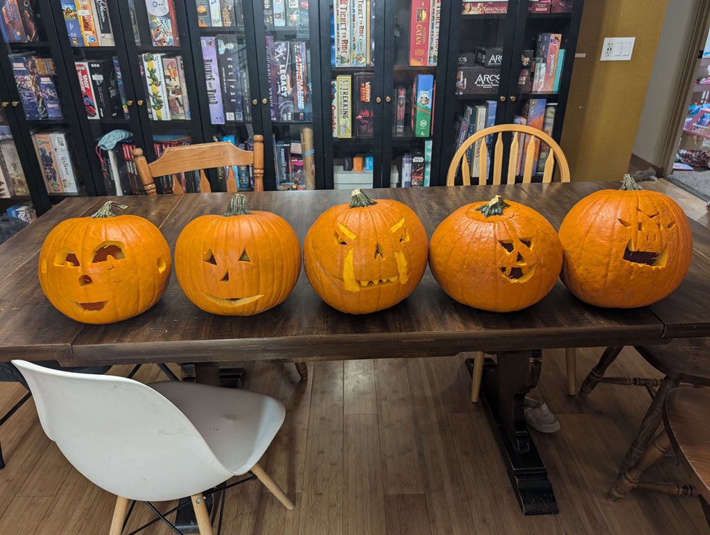 KathyHoilandMT's tweet image. Family pumpkins! Happy Halloween! I hope you enjoy the holiday and the fun!

#writeinrevolution #justlikemurkowski #freedomnotthecaucus