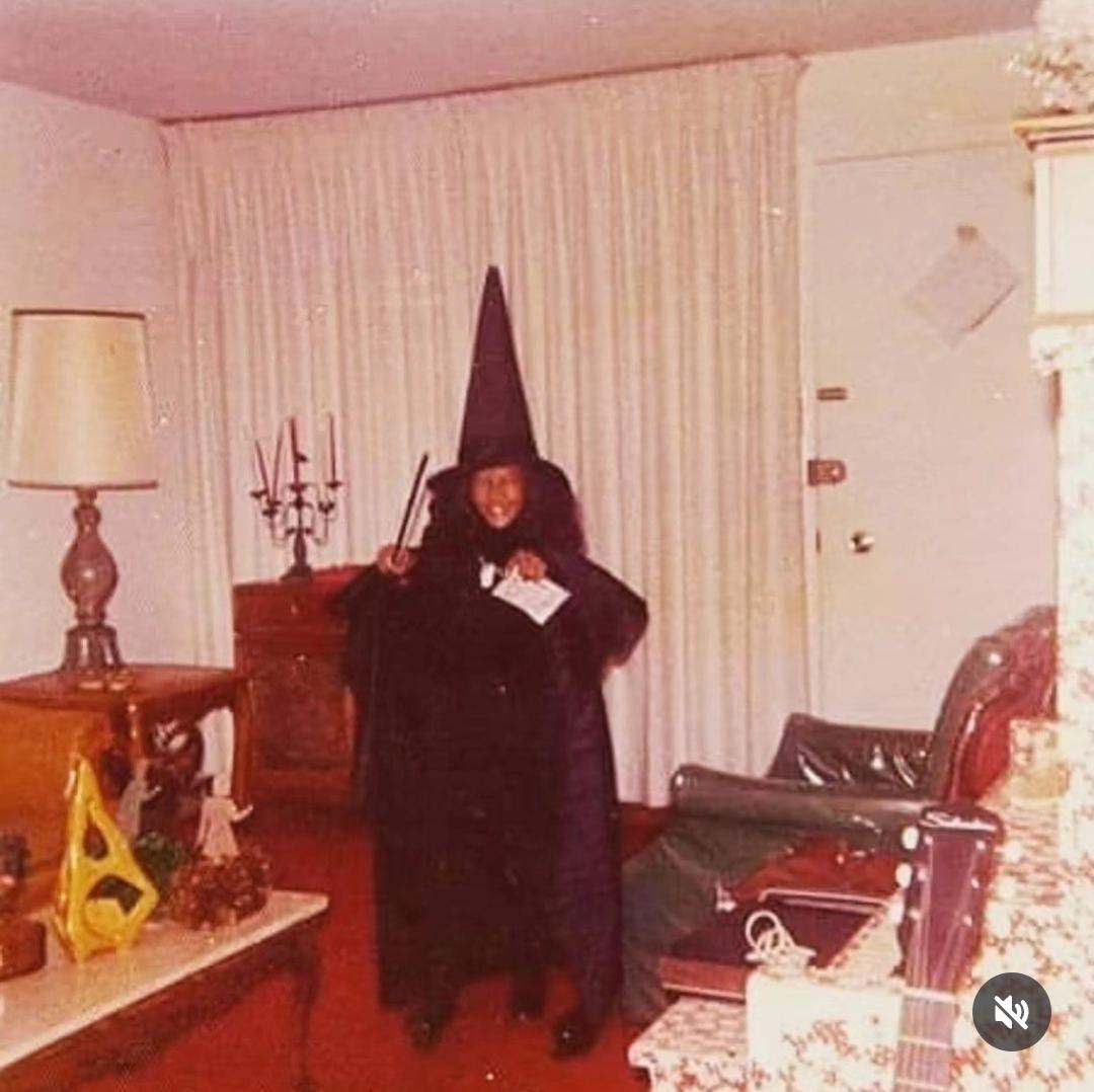 BurtonABC7's tweet photo. #ThrowBackThursday #TBT
Ghost and Goblins👻☠🧟♀️,
It's the #BeWitching hour, so here's to a PUUURRRFECT Halloween🐱
🎃👺🤡#HallowQueen😂😂 #TrickOrTreat🎃🎃 https://t.co/rMgk8TPs7j