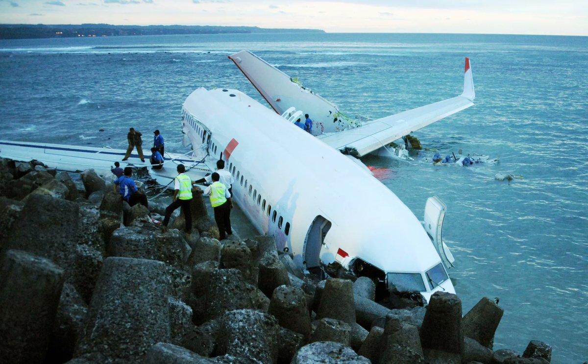 Imagine 21 fully loaded 737-8 MAX going down, with no survivors—every day.  

That's how many people will die in car crashes in the world in next 24 hrs. 

Based on 1.3 million road deaths in 2023, 40,900 of them in US.
🧵