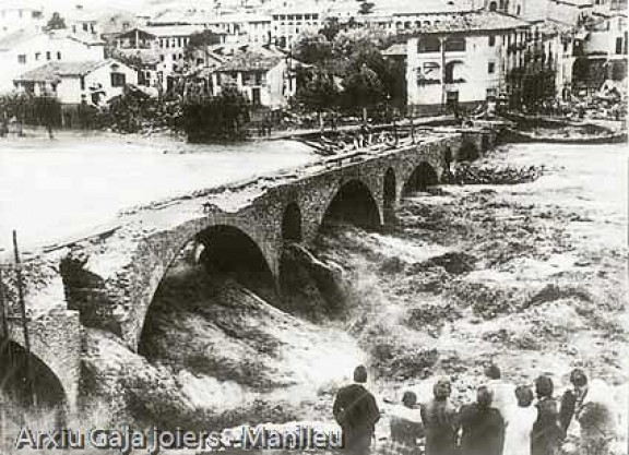 CarloDesign1's tweet photo. El gran aiguat del Ter
17 de octubre de 1940 el río se desbordó y causó grandes destrozos y más de 80 víctimas mortales entre Osona y Ripollès. El episodio de precipitaciones, muy intenso en la mitad norte del país, dejó más de 800 litros en el Vall de Camprodon https://t.co/hNvdoJcjwB