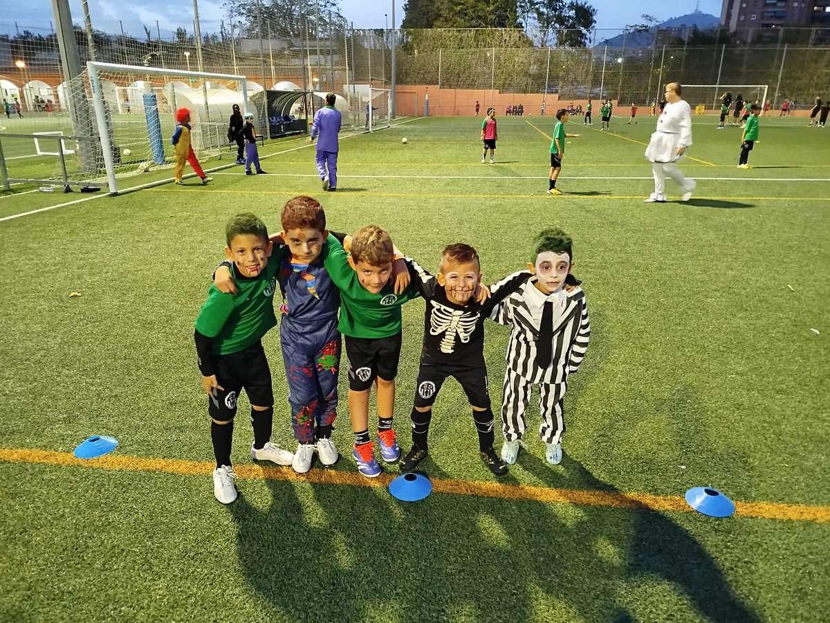 FCcanbuxeres's tweet photo. 🎃👻
En el entrenamiento de hoy hemos celebrado un Halloween mágico!
Nuestros jugadores han disfrutado en compañía de distintas actividades con sus disfraces y monitores 🧛🏻♂️
Al final del entreno hemos hecho una entrega de diplomas a las mejores vestimentas! 👘
#CanBu https://t.co/pOELORHGUD