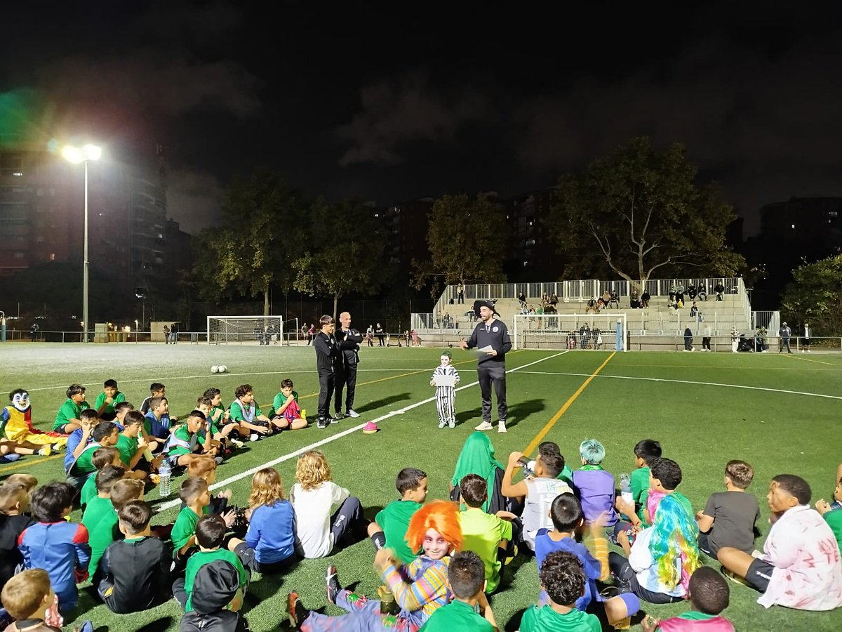 FCcanbuxeres's tweet photo. 🎃👻
En el entrenamiento de hoy hemos celebrado un Halloween mágico!
Nuestros jugadores han disfrutado en compañía de distintas actividades con sus disfraces y monitores 🧛🏻♂️
Al final del entreno hemos hecho una entrega de diplomas a las mejores vestimentas! 👘
#CanBu https://t.co/pOELORHGUD