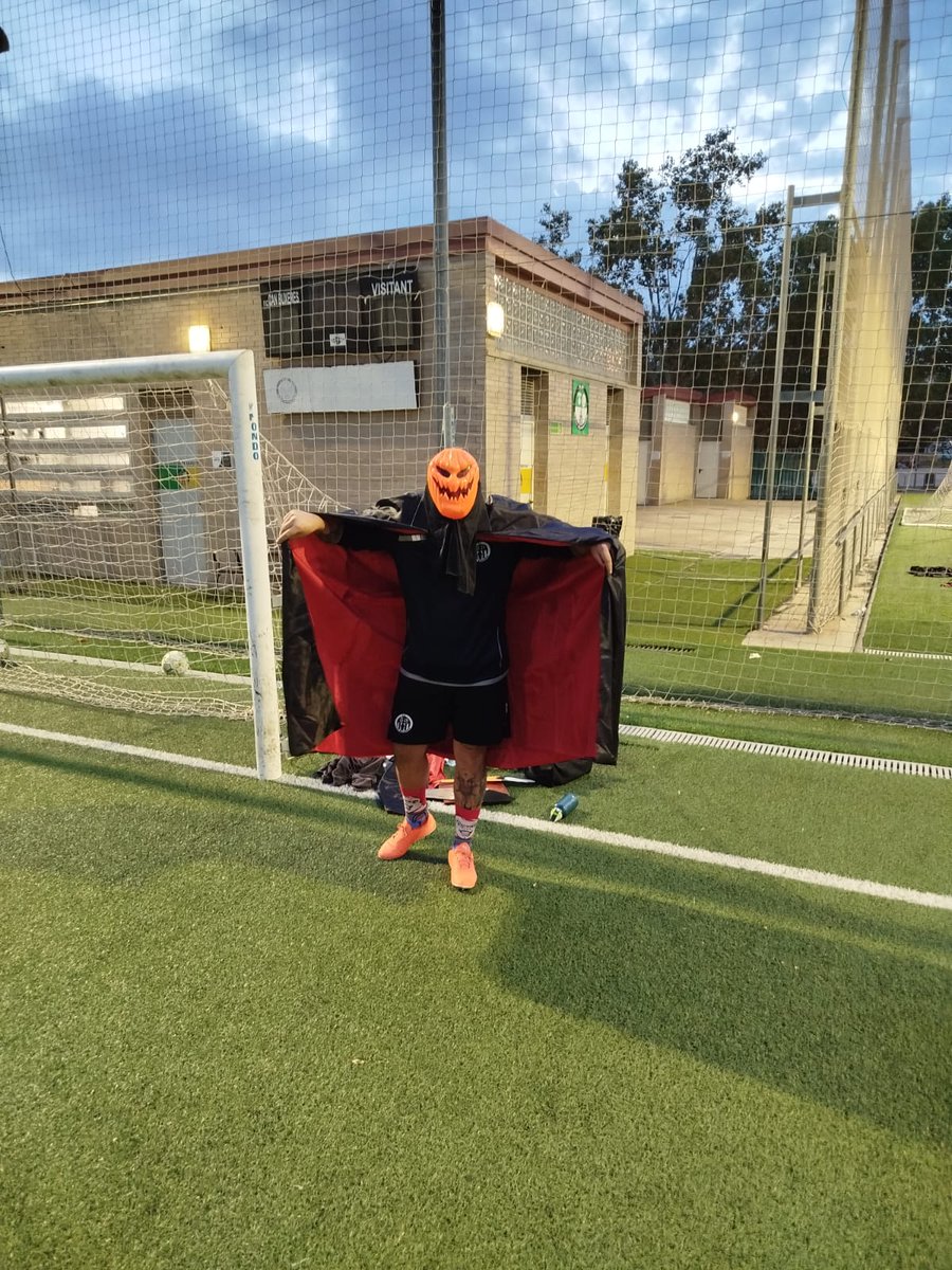 FCcanbuxeres's tweet photo. 🎃👻
En el entrenamiento de hoy hemos celebrado un Halloween mágico!
Nuestros jugadores han disfrutado en compañía de distintas actividades con sus disfraces y monitores 🧛🏻♂️
Al final del entreno hemos hecho una entrega de diplomas a las mejores vestimentas! 👘
#CanBu https://t.co/pOELORHGUD
