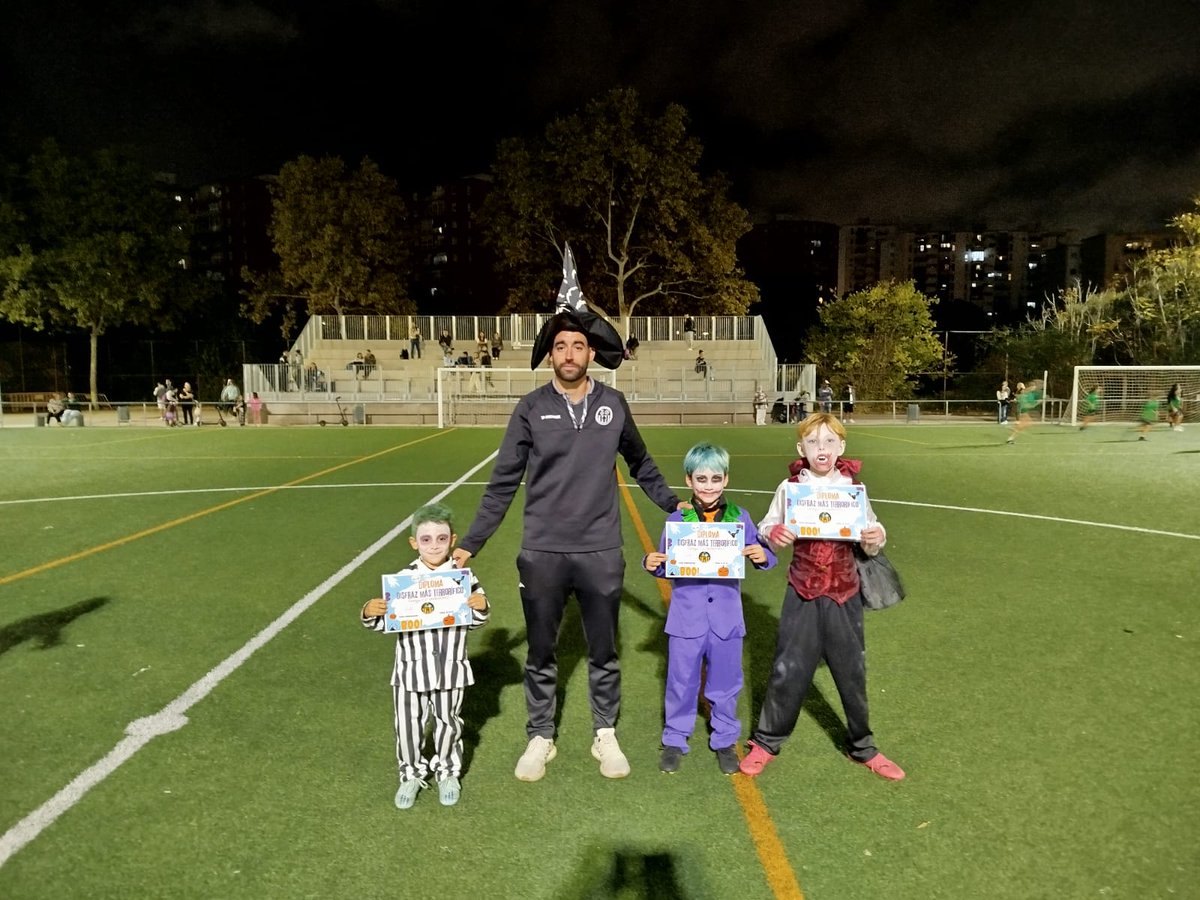 FCcanbuxeres's tweet photo. 🎃👻
En el entrenamiento de hoy hemos celebrado un Halloween mágico!
Nuestros jugadores han disfrutado en compañía de distintas actividades con sus disfraces y monitores 🧛🏻♂️
Al final del entreno hemos hecho una entrega de diplomas a las mejores vestimentas! 👘
#CanBu https://t.co/pOELORHGUD