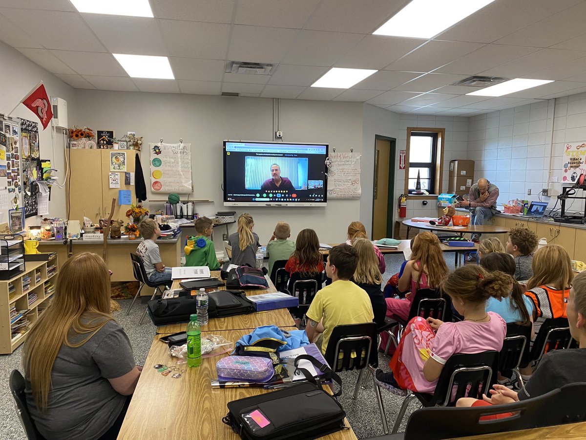 aTinaMichel's tweet photo. Google meet with expert Engineer Christopher Sheehan . Students asked questions and shared ideas about sustaining life in space. @OSLN @ShenandoahK8 @MLegats @JDenius @NASA @AppSTEMCollab @LeffingwellDan https://t.co/JZDcwENsQZ