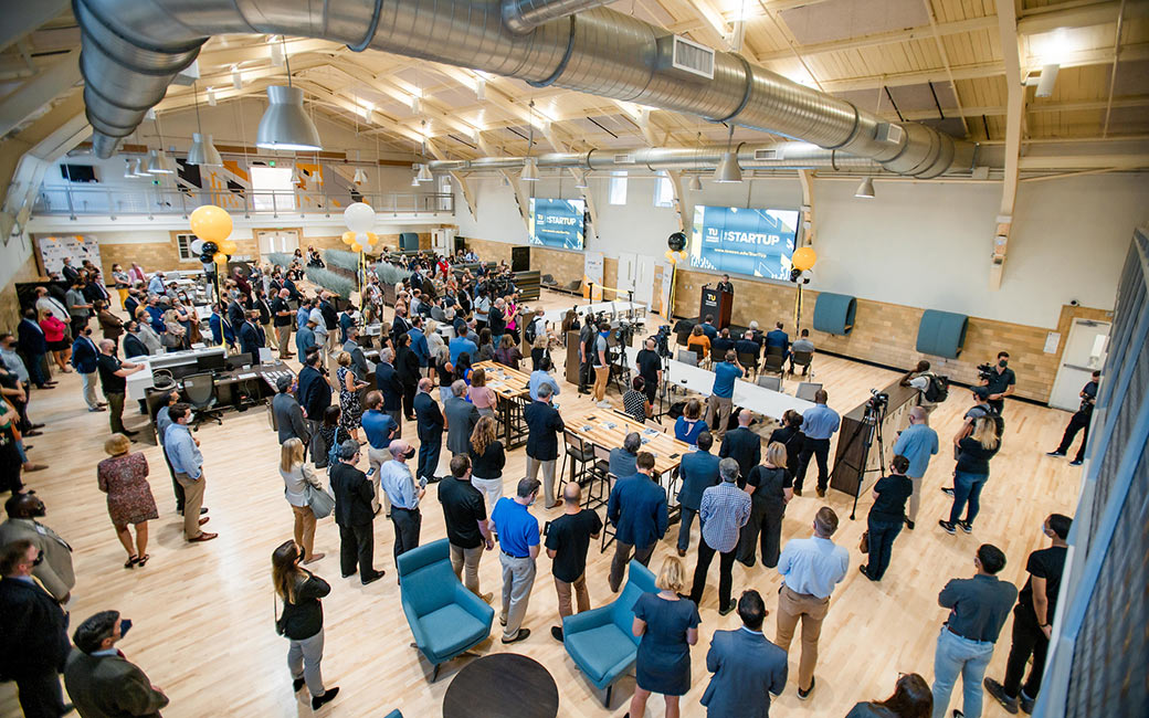 "This is a building unlike anything anywhere in the world." #TUproud

More on the <a href="/TowsonStarTUp/">Towson StarTUp</a> and how it sets <a href="/TowsonU/">Towson University</a> apart, courtesy <a href="/PoetsAndQuants/">Poets&Quants</a>: 
poetsandquants.com/2024/10/11/unl…