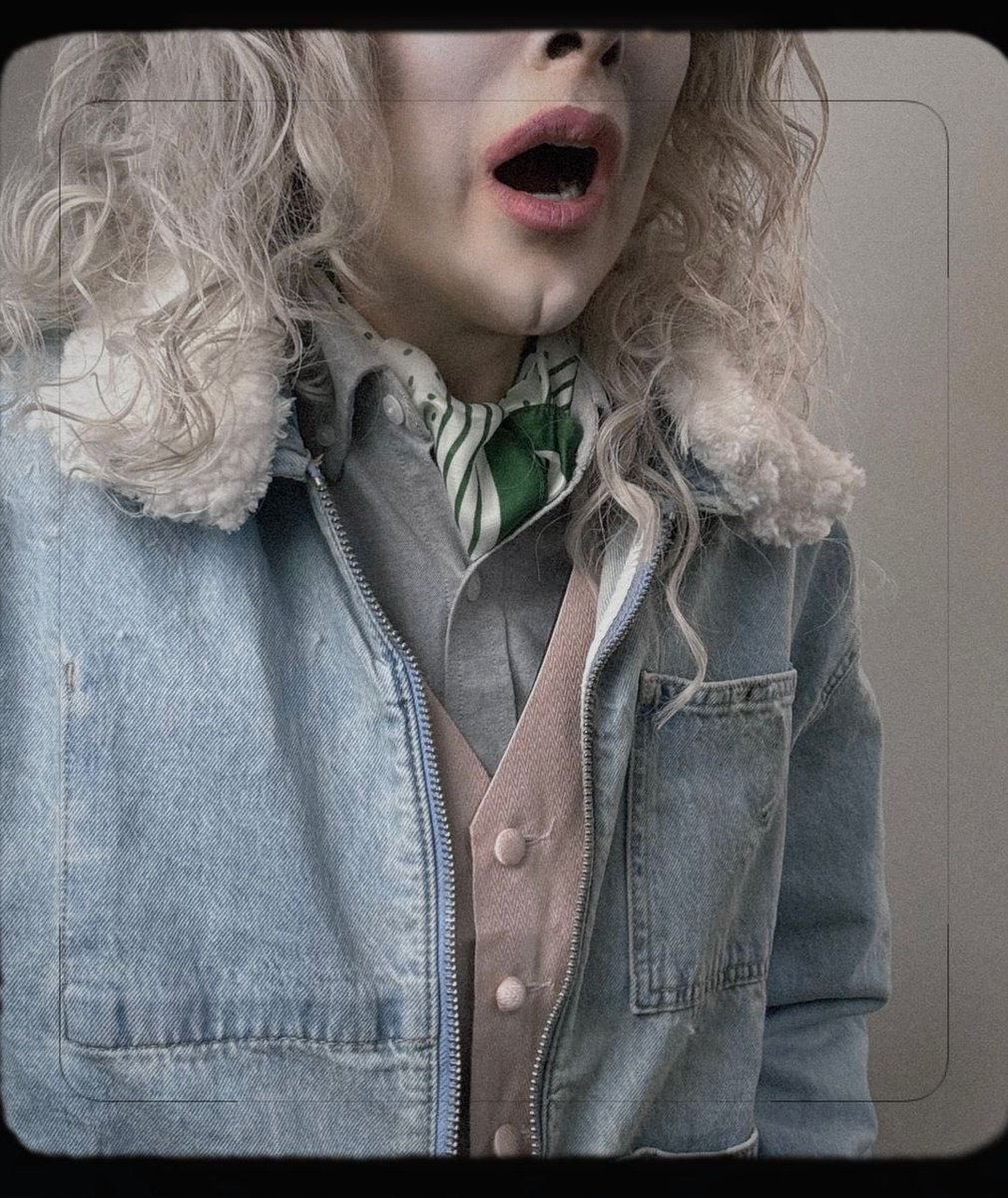 slshers's tweet photo. liz gillies as longlegs for halloween, she ate this up https://t.co/732Km6mNQV