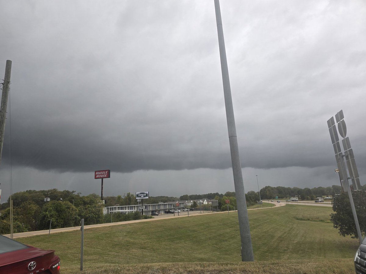 brinila11's tweet photo. Storms rolling into New Albany @NMSCAS @matt_laubhan #msweather https://t.co/jhOZ4X3r2d