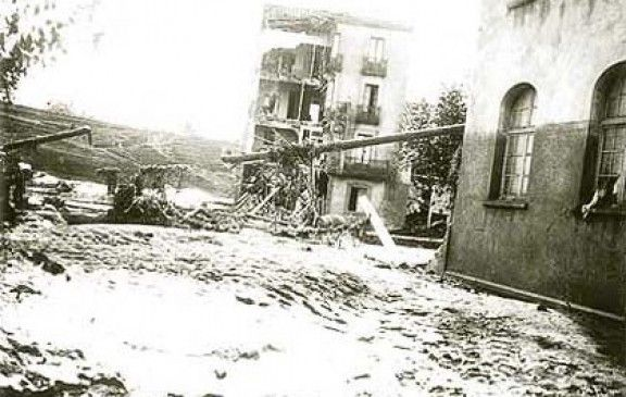 CarloDesign1's tweet photo. El gran aiguat del Ter
17 de octubre de 1940 el río se desbordó y causó grandes destrozos y más de 80 víctimas mortales entre Osona y Ripollès. El episodio de precipitaciones, muy intenso en la mitad norte del país, dejó más de 800 litros en el Vall de Camprodon https://t.co/hNvdoJcjwB