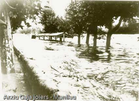 CarloDesign1's tweet photo. El gran aiguat del Ter
17 de octubre de 1940 el río se desbordó y causó grandes destrozos y más de 80 víctimas mortales entre Osona y Ripollès. El episodio de precipitaciones, muy intenso en la mitad norte del país, dejó más de 800 litros en el Vall de Camprodon https://t.co/hNvdoJcjwB