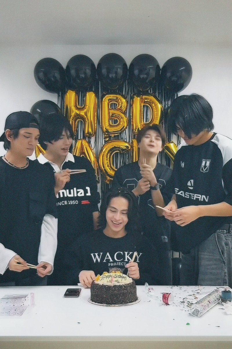 DearNEWID's tweet photo. — happy macky day! https://t.co/fPUFKwd7Qe