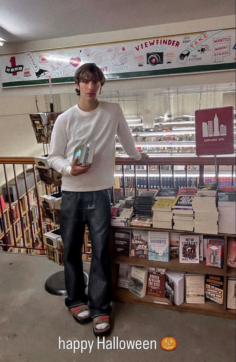 ANGELSERV1CES's tweet photo. THROWBACK TO LAST YEAR’S HALLOWEEN!! I WAS READING AND BUYING NEW BOOKS 😁
what were you up last year for halloween? did you dress up? did you relax at home?
#ANGELSERV1CES #SATURNEGRAM https://t.co/OYRviwOyCG
