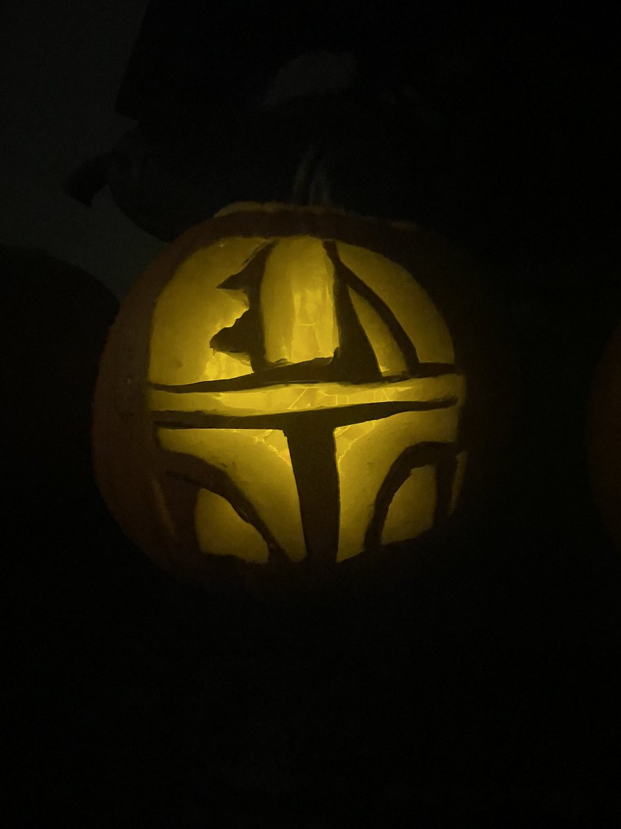 Axolotlyte's tweet photo. Tried my best @starwars
@Chopper_Rebel #Chopperween #Halloween #Pumpkin #StarWars https://t.co/3unIuD16m2