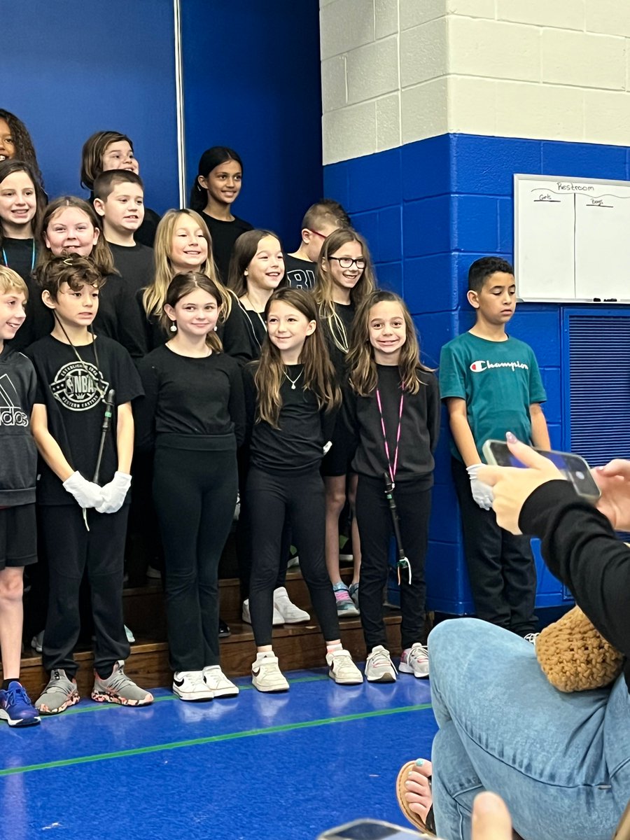 BrunswickCSD's tweet photo. @BCSDHuntington 4th graders shined at their Autumn concert yesterday! They were AWESOME! Thanks to music teacher Kristy Piper for inspiring our students. She is one of many exceptional encore teachers! #BrunswickPRIDE #HuntingtonPRIDE #JourneyOfABlueDevil #DedicatedToEXCELLENCE https://t.co/e8JRAhVNQx