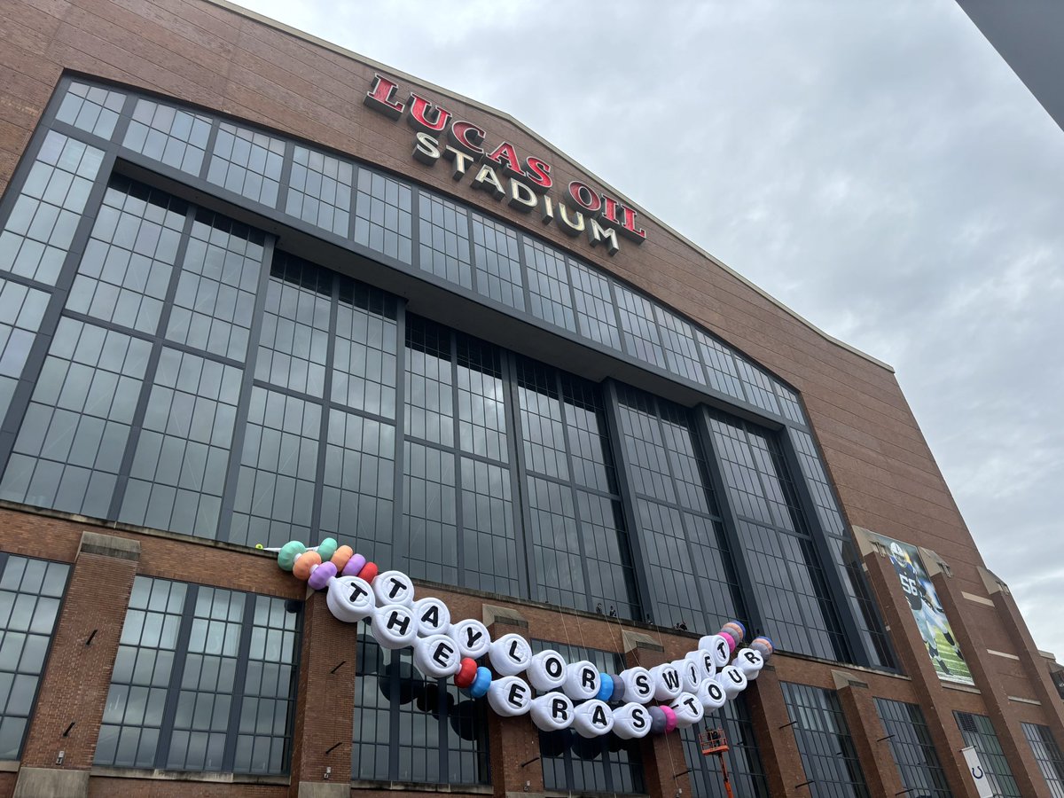 🏟| Lucas Oil Stadium in Indianapolis has received the giant friendship bracelet from the Superdome in New Orleans and decorated their stadium with it 🫶