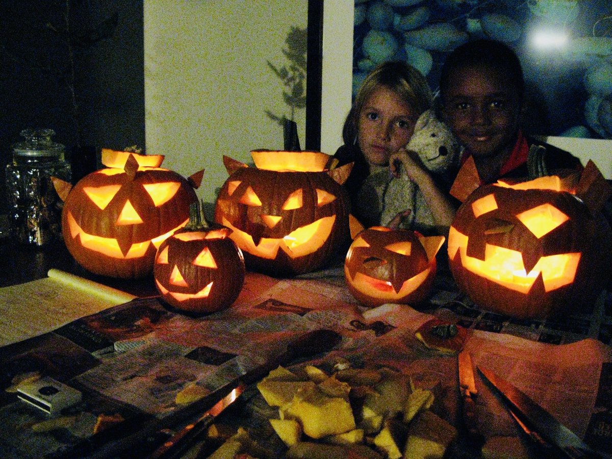 PlasticPollutes's tweet photo. This year, enjoy a hauntingly good Halloween—and ditch the #plastic. 🍫 From zero-waste costumes and decorations to plastic-free serving options, our staff compiled a list of our favorite tricks (and treats!) and eco-friendly Halloween. 🕷 

🕸 TIPS HERE: https://t.co/N6OssC8ios https://t.co/pTGANoyCk9