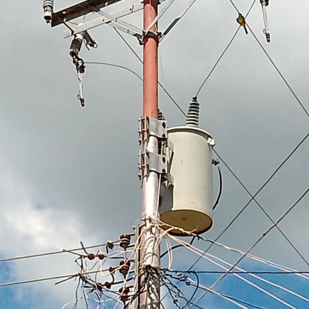#Falcón 30 familias del sector Km15 de Mauora tiene quince días sin servicio eléctrico debido a la quema del transformador de 37.5 kv producto de una sobrecarga. Niños enfermos y personas de la tercera edad en condiciones de salud desfavorables no soportan las altas temperaturas