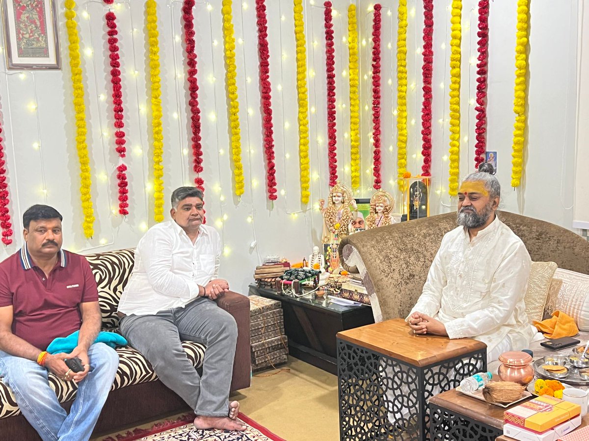 ManojShukla_INC's tweet photo. करुणाधाम के पीठाधीश्वर श्री सुदेश शा��डिल्य जी महाराज से मिलकर आशीर्वाद लिया और दीपावली की शुभकामनाएं दीं। https://t.co/0RqIY99ygt