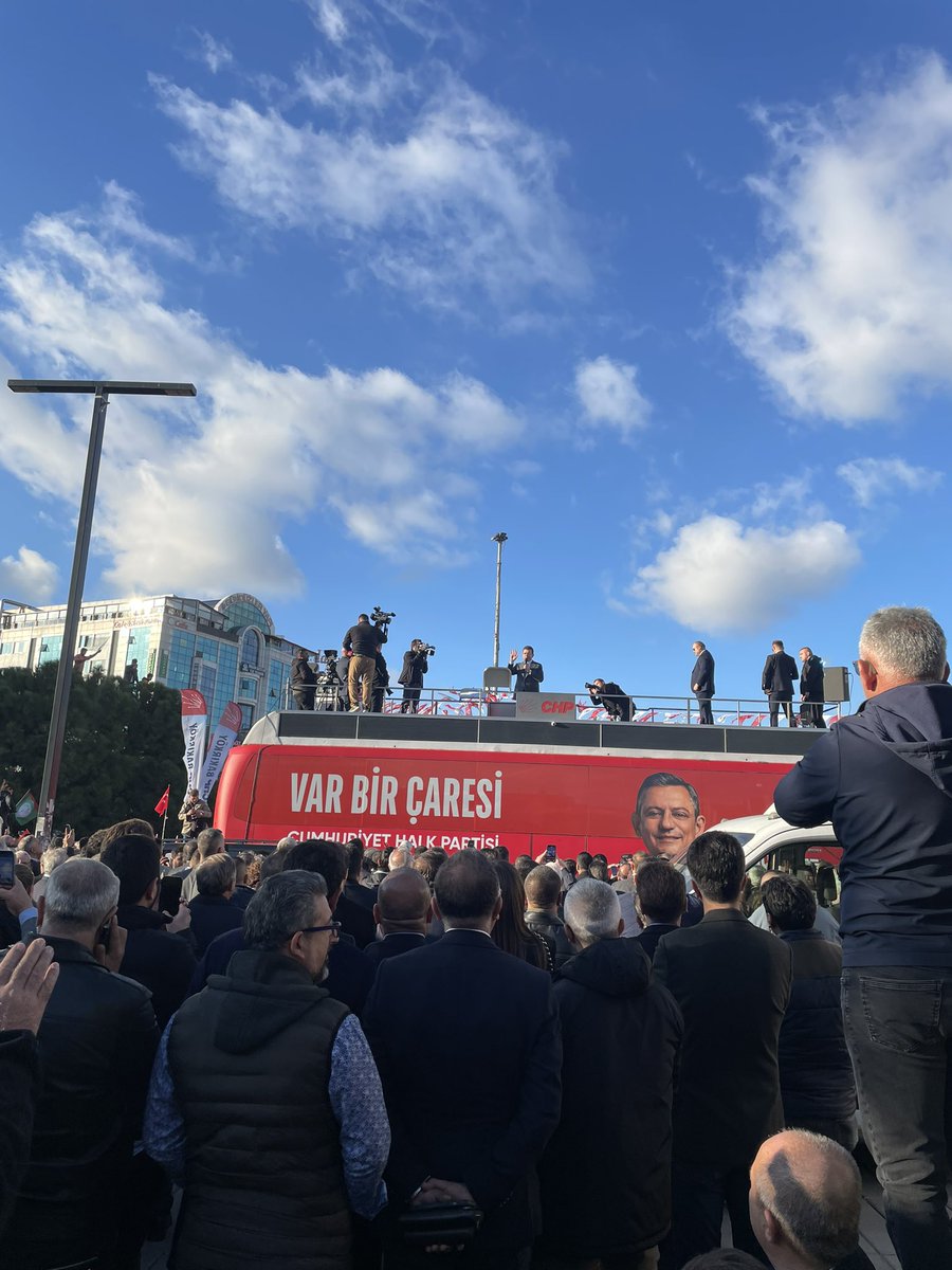 haliskahriman's tweet photo. Esenyurt Belediye Başkanı Prof.Dr. Özer’in  hukuksuz tutuklanması nedeniyle bugün Esenyurt halkı siyasi tercihine sahip çıkmak ve kayyum’a dur demek için meydandaydı.

Kayyumlar ile halkın iradesine vurulan ipotek, ülkemizde adalete olan güveni ve hukuka olan inancı zedelemiştir. https://t.co/9QCAT1bk6Y