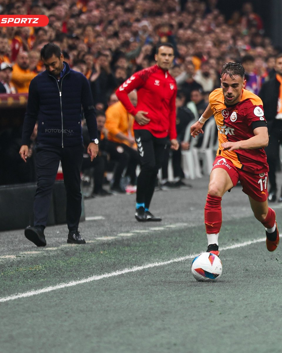 fotottarena's tweet photo. Yunus Akgün'ün Gedson Fernandes'e attığı çalımların ardından Beşiktaş teknik direktör Giovanni van Bronckhorst'un yüz ifadesi 🙂 https://t.co/vsH6Z3smO6