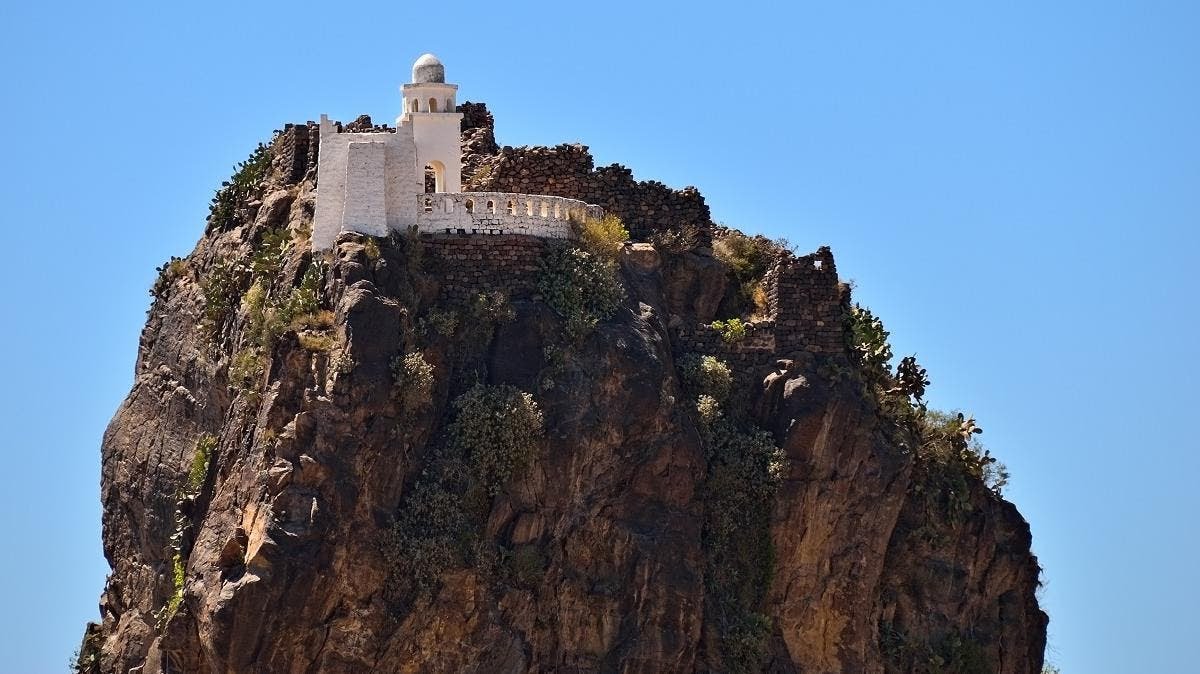 its_yemen's tweet photo. Mosque on the top of Haraz mountain, Yemen https://t.co/i9YDtekJRl
