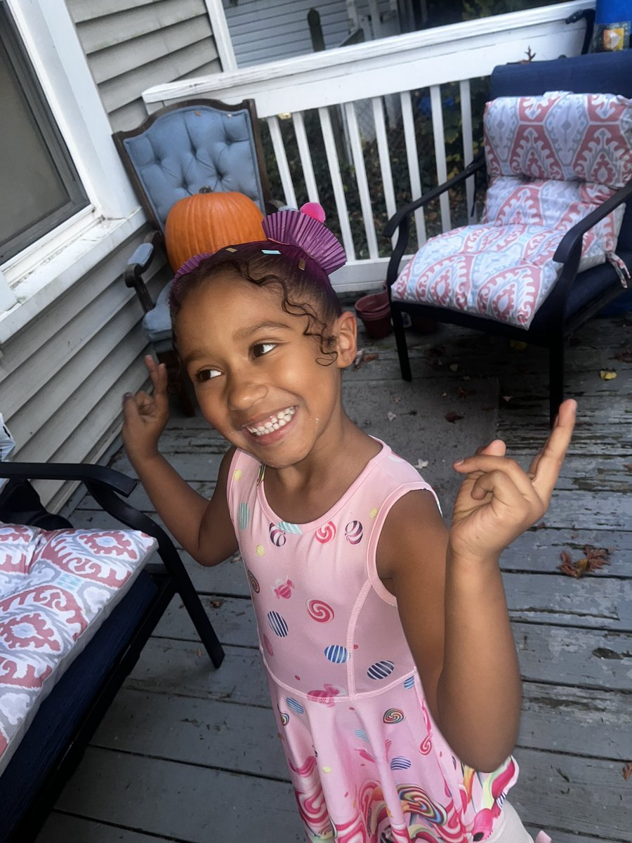 allgoodestiny5's tweet photo. 🎃 school outfit 🎃 https://t.co/j9kn9E4cDY